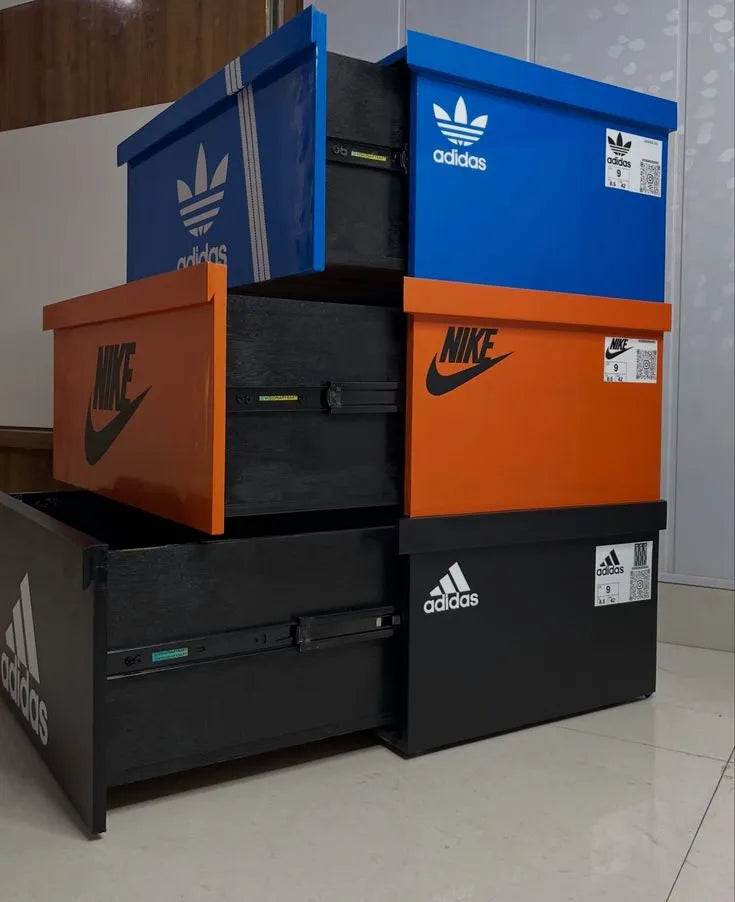 SneakBox™ Table de Nuit خشبية بتصميم Sneaker Box – تخزين ذكي + ديكور عصري – 65×60×45 سم – جودة عالية