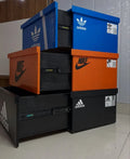 SneakBox™ Table de Nuit خشبية بتصميم Sneaker Box – تخزين ذكي + ديكور عصري – 65×60×45 سم – جودة عالية