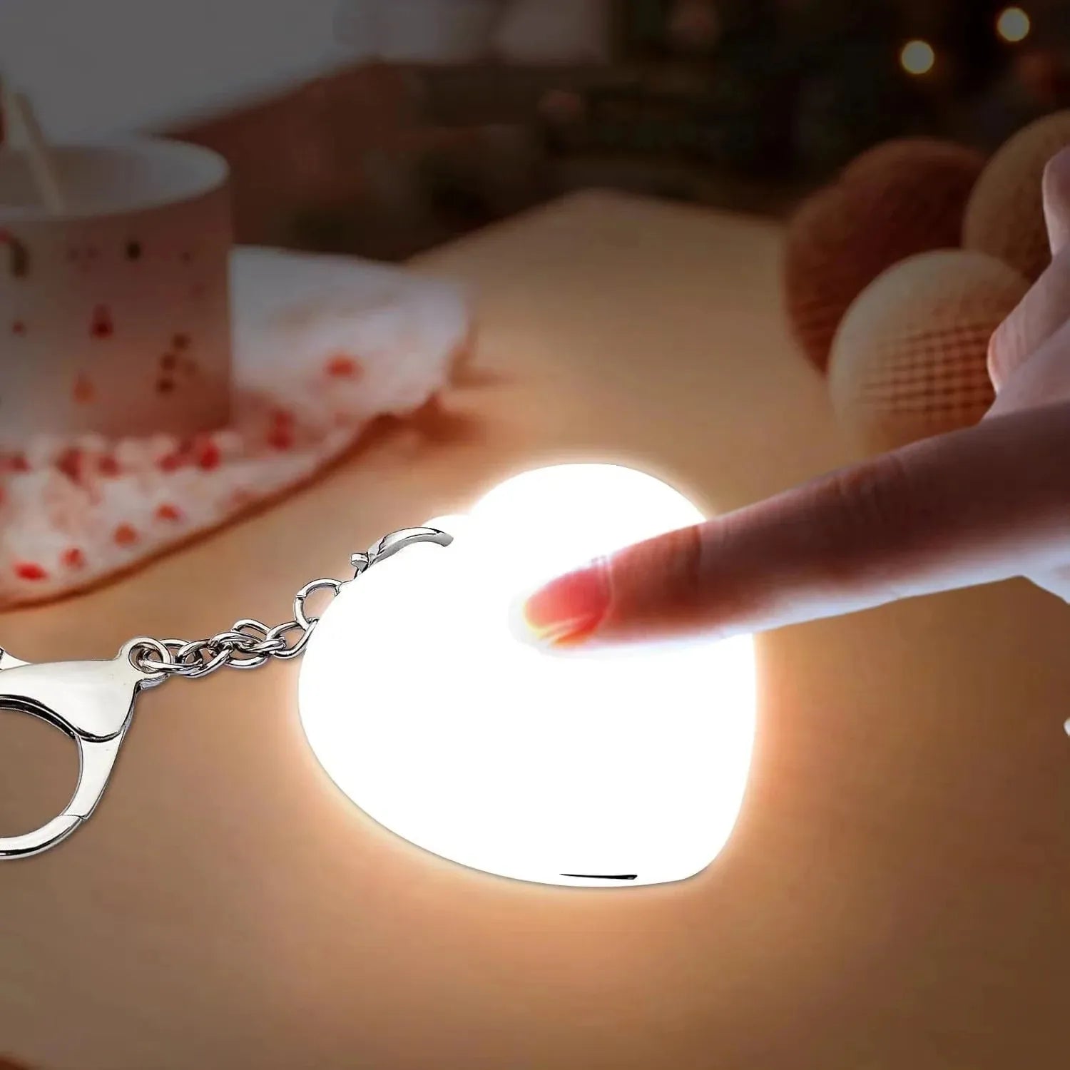 ميدالية نور القلب الذكية – إضاءة LED محمولة وقابلة للشحن للحقائب والمفاتيح