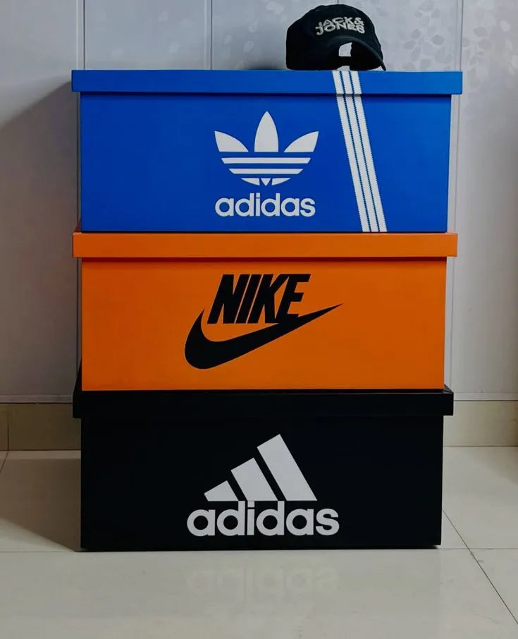 SneakBox™ Table de Nuit خشبية بتصميم Sneaker Box – تخزين ذكي + ديكور عصري – 65×60×45 سم – جودة عالية