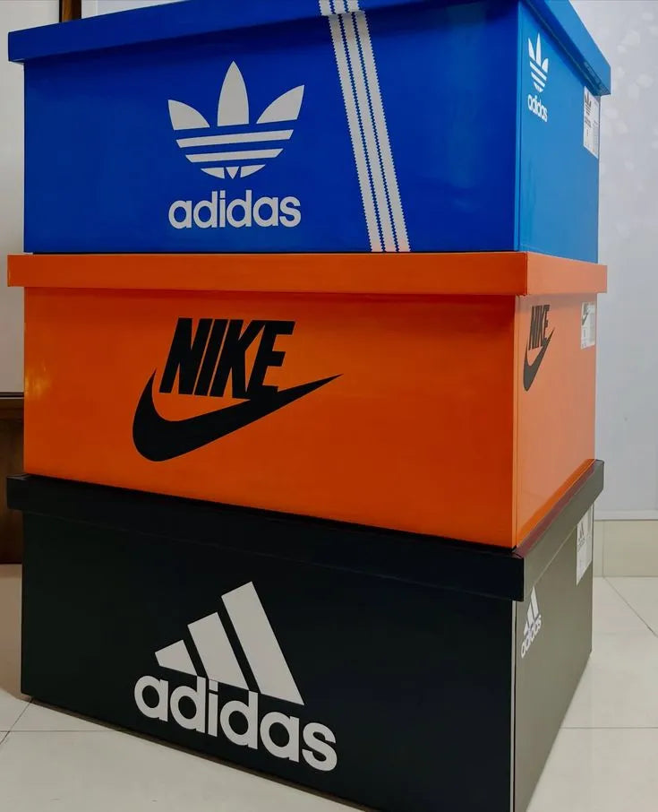 SneakBox™ Table de Nuit خشبية بتصميم Sneaker Box – تخزين ذكي + ديكور عصري – 65×60×45 سم – جودة عالية