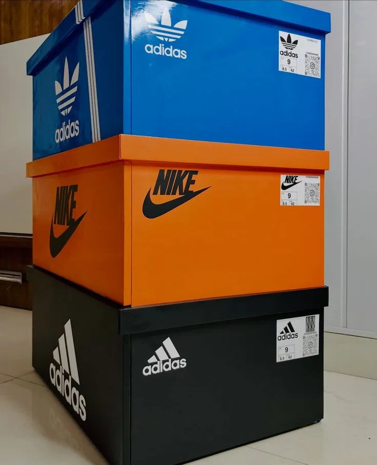 SneakBox™ Table de Nuit خشبية بتصميم Sneaker Box – تخزين ذكي + ديكور عصري – 65×60×45 سم – جودة عالية