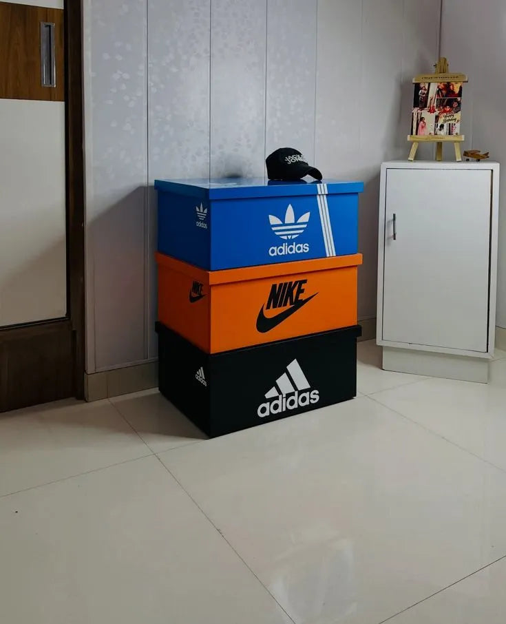 SneakBox™ Table de Nuit خشبية بتصميم Sneaker Box – تخزين ذكي + ديكور عصري – 65×60×45 سم – جودة عالية