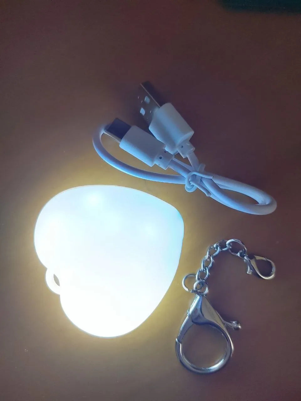 ميدالية نور القلب الذكية – إضاءة LED محمولة وقابلة للشحن للحقائب والمفاتيح
