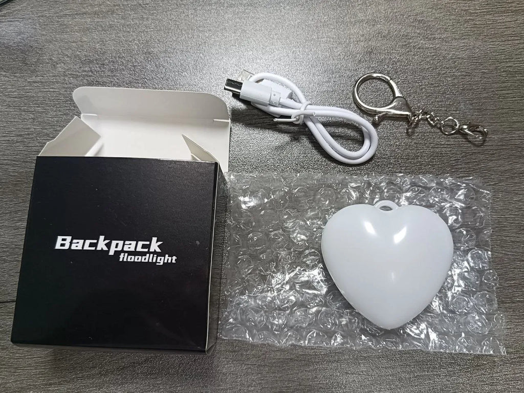 ميدالية نور القلب الذكية – إضاءة LED محمولة وقابلة للشحن للحقائب والمفاتيح